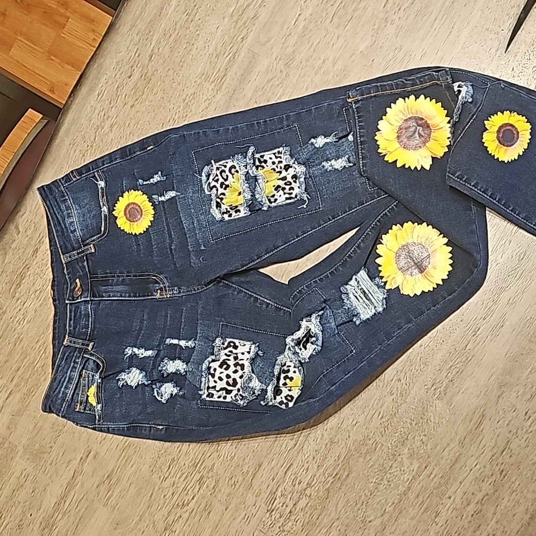 Astylish Nwot Womans Distressed Sunflower Jeans Size Small